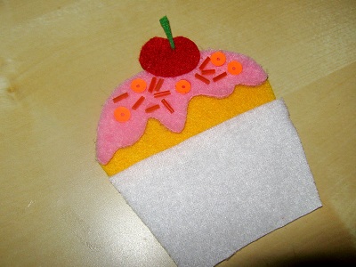 Аппликация из ткани  для детей своими руками «Пирожное»
